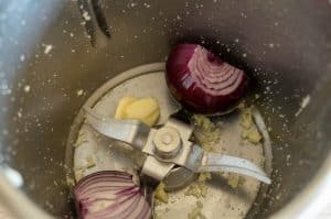 Zwiebeln und Knoblauch im Thermomix hacken