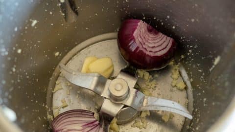 Zwiebeln und Knoblauch im Thermomix hacken