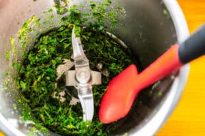 Kräuter im Thermomix hacken