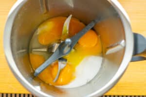 Zucker und Eier im Thermomix® schlagen