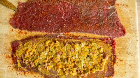 Rouladen Fleisch mit Füllung bestreichen