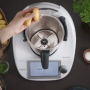 Thermomix® Welle mit Peeler schält Kartoffeln