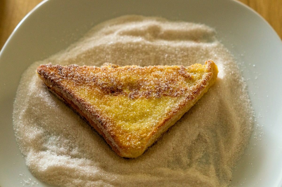 Zwetschgenbavesen Thermomix®: knusprig, nicht ausgelaufen 8 zwetschgenbavesen step 7 in zucker und zimt waelzen