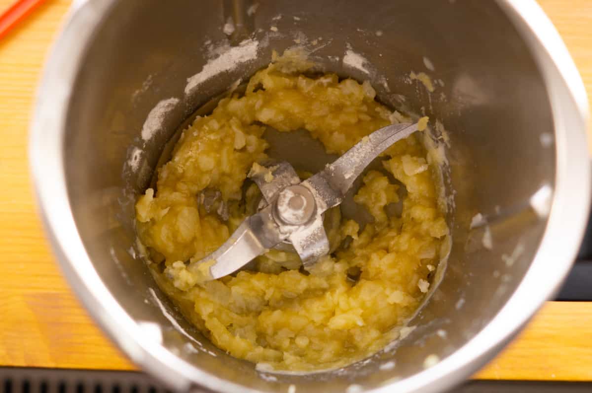 Gemüseplatte mit Reis und Kräutersoße aus dem Thermomix® 6 angeduenstete zwiebeln im