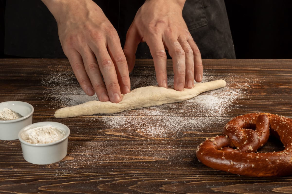 Brezeln aus dem Thermomix® 8 hefeteig brezeln rolle formen