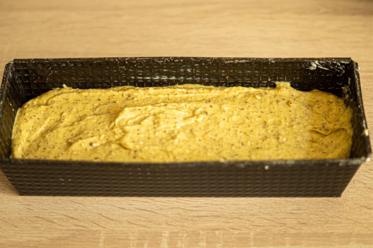 Nusskuchen Thermomix®: 12 Stücke, 70 Min, mit gemahlenen Nüssen 11 teig in kastenform