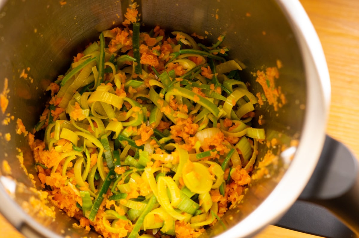 Die beste Käsesuppe aus dem Thermomix® – mit Hackfleisch 4 Gemüse andünsten im Thermomix®