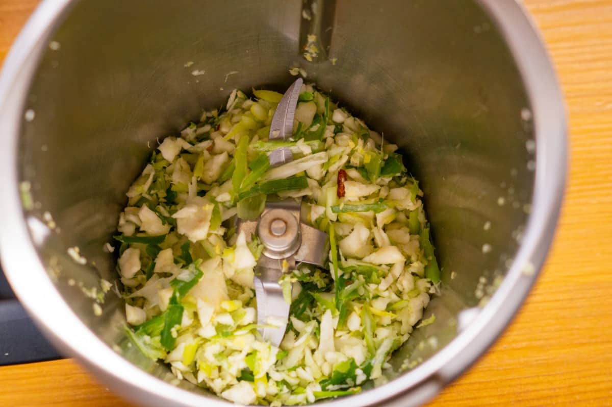 Schnelle Asia-Nudeln aus dem Thermomix® – fertig in 25 Minuten 5 chili ingwer sellerie fruehlingszwiebel zerkleinert