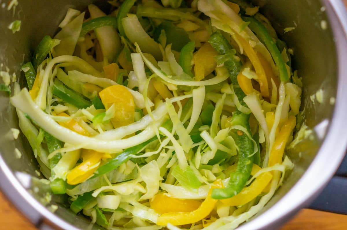 Schnelle Asia-Nudeln aus dem Thermomix® – fertig in 25 Minuten 7 gemuese curryoel geduenstet