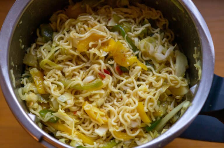 Schnelle Asia-Nudeln aus dem Thermomix® - fertig in 25. Min. Schnelle Asia-Nudeln aus dem Thermomix® - fertig in 25. Min.