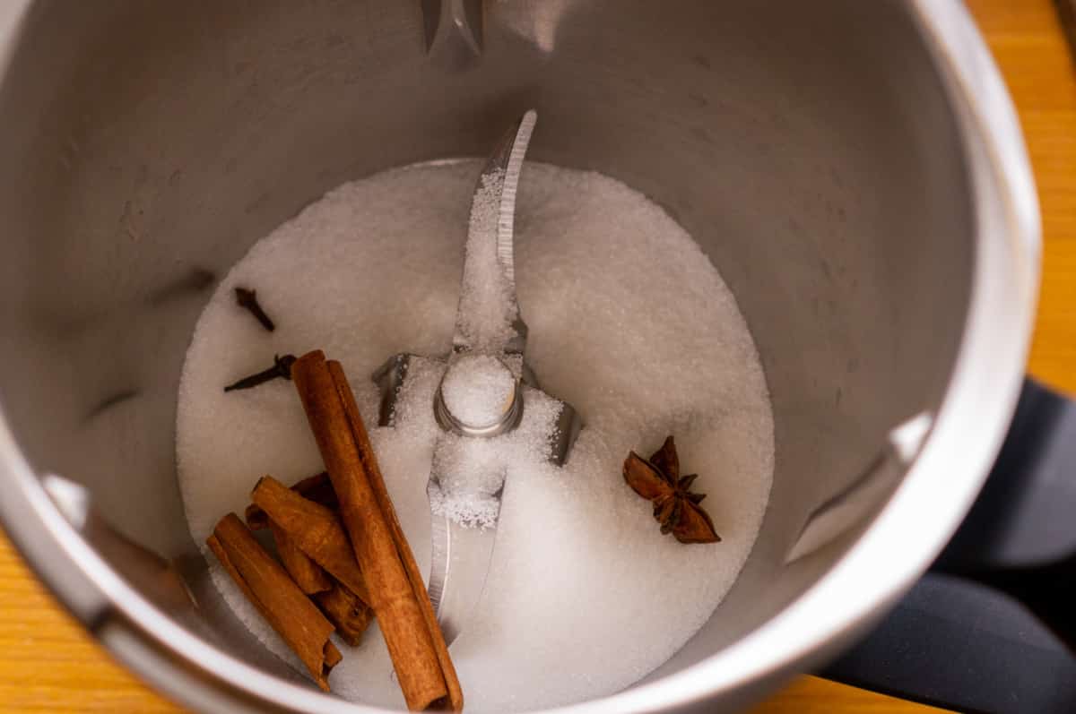 Weihnachts-Puddingpulver aus dem Thermomix® 2 Zucker und Gewürze pulverisieren