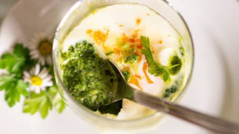 Gedämpfte Eier im Glas mit Spinat