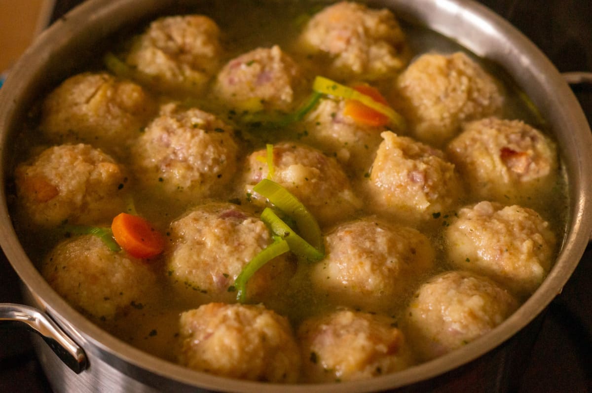 Tiroler Speckknödelsuppe aus dem Thermomix® 6 Speckknödel in der Suppe kochen