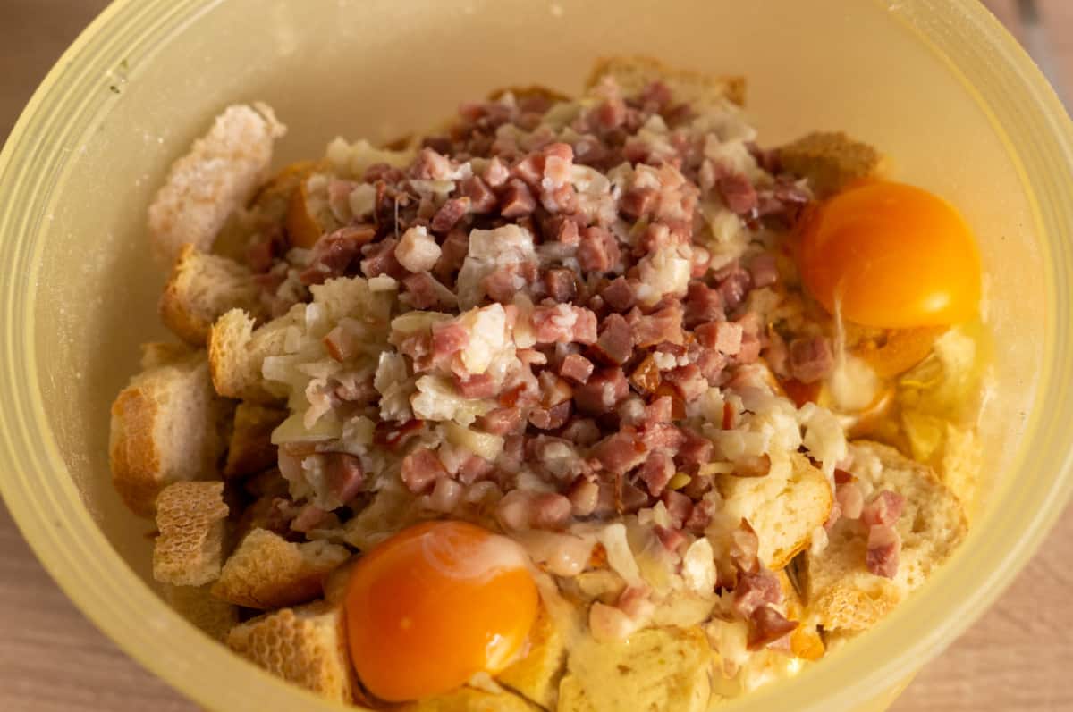 Tiroler Speckknödelsuppe aus dem Thermomix® 4 Speckknödelteig