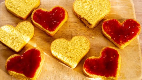 Herzküchlein mit Marmelade bestrichen