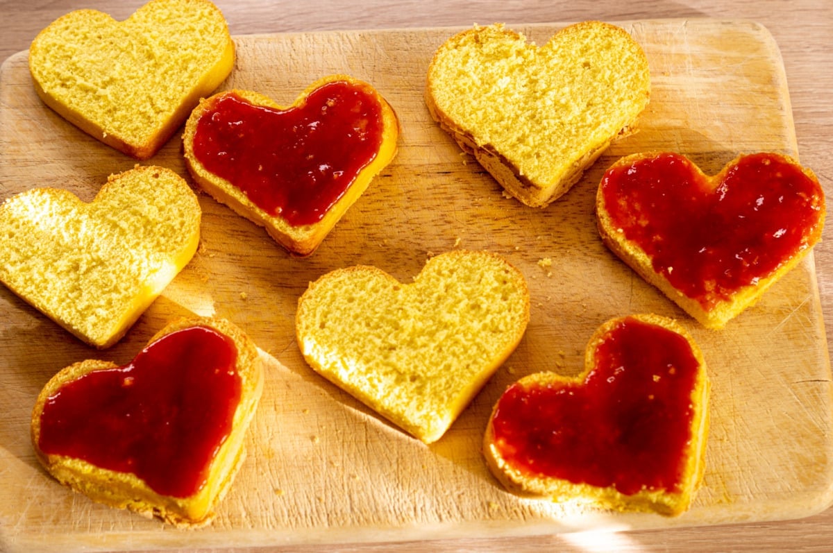 Herzküchlein mit Marmelade bestrichen