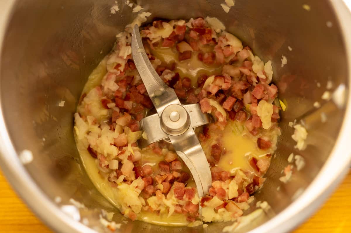Tiroler Speckknödelsuppe aus dem Thermomix® 2 Zwiebeln, Knoblauch und Speck andünsten