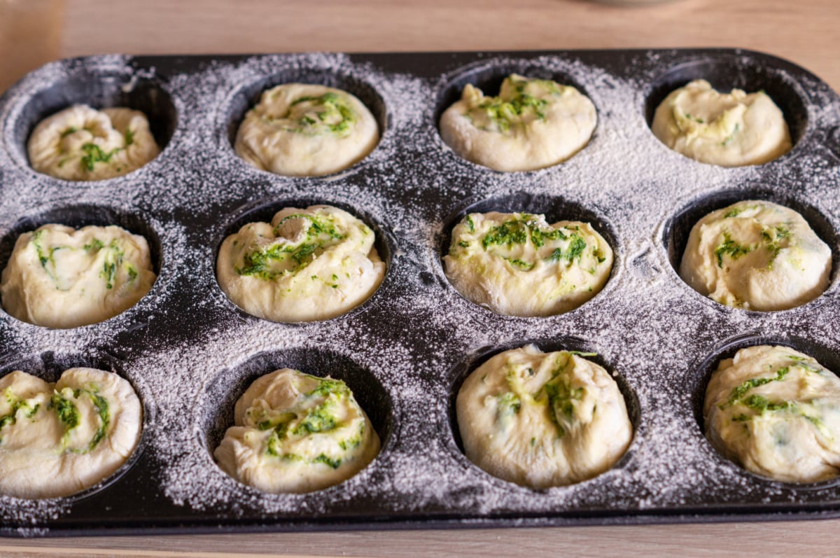 Bärlauch-Kartoffelbrötchen aus dem Thermomix® 8 Bärlauch Kartoffel Brötchen Teigstücke in Muffinform
