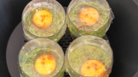 Eier auf Kartoffeln, Spinat im Glas