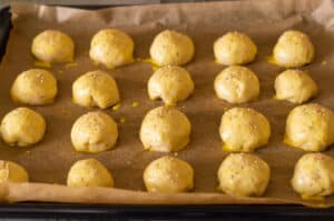 Miniburger Brötchen vor dem Backen