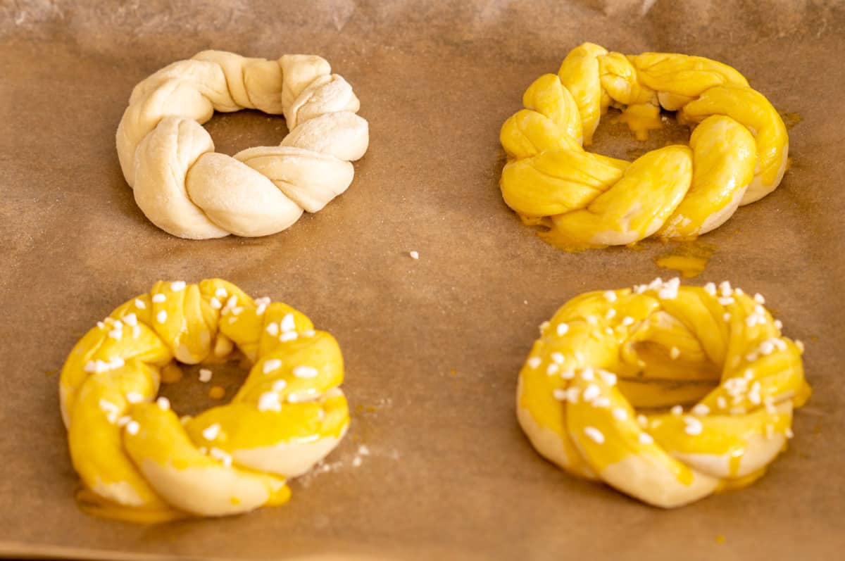 Osterkränzchen aus dem Thermomix® 5 Osterkränzchen mit Eigelb bestreichen