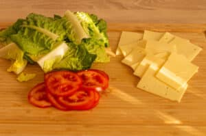 Salat, Gurken und Käse