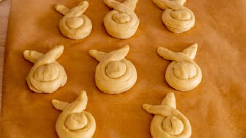 Hefeteig Osterhasen vor dem Backen