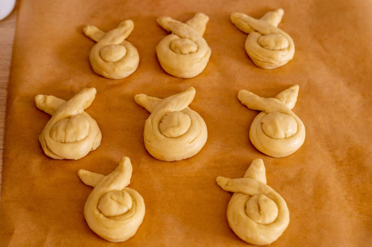 Hefeteig Osterhasen vor dem Backen