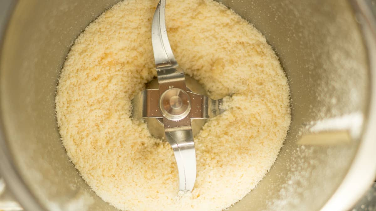 Nudeln mit Lachs Thermomix: Varoma trennt Garvorgänge 3 Parmesan zerkleinern im Thermomix®