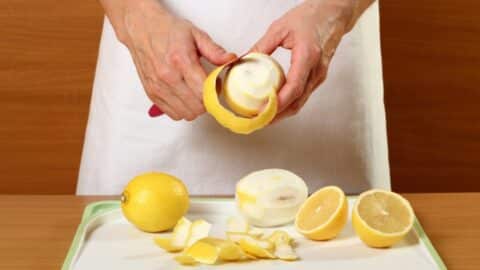 Zitrone schälen