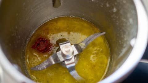 Geschmolzene Butter und Tomatenmark im Thermomix®