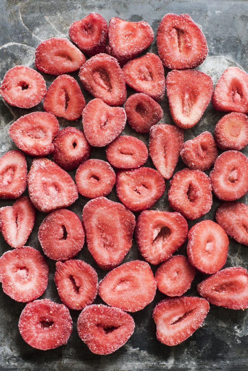 Schnelle Erdbeer-Nicecream aus dem Thermomix® – ohne Zucker 2 Gefrorene Erdbeeren im Thermomix®