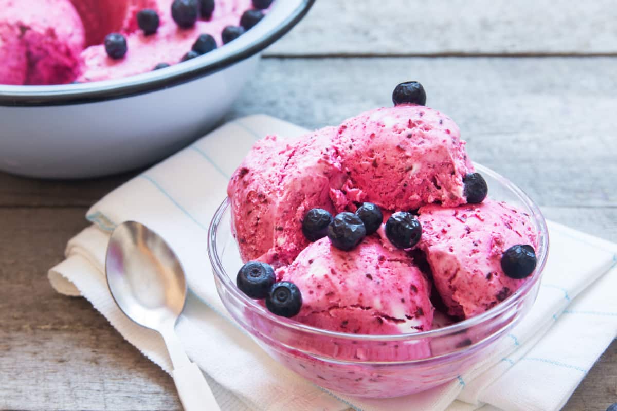 Schnelles Heidelbeer-Buttermilch-Eis aus dem Thermomix®