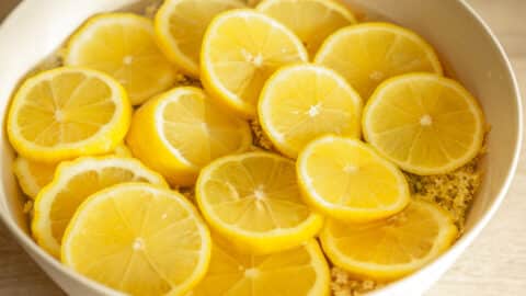Zuckersirup aus dem Thermomix® über Zitronen und Holunderblüten gießen