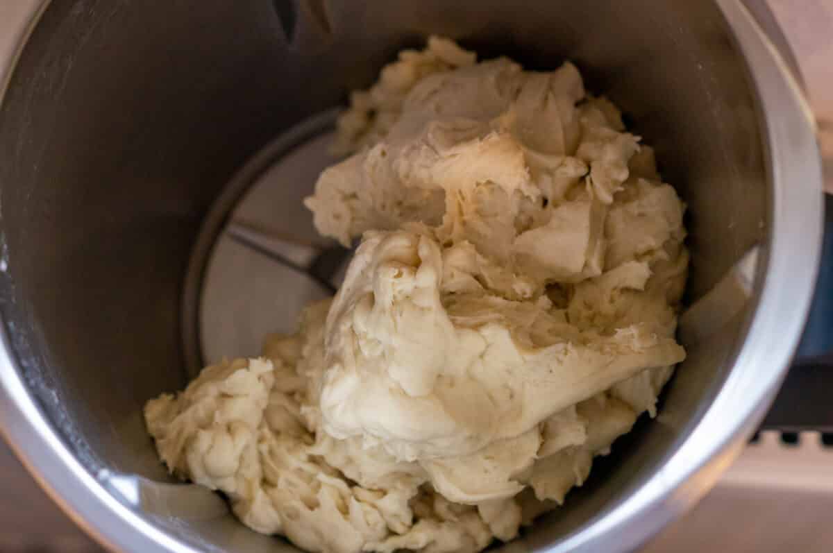 Knoblauch-Faltenbrot Thermomix®: Schicht für Schicht 4 knoblauch faltenbrot hefeteig