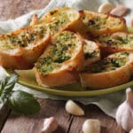 Ba­guet­te mit Kräu­ter­but­ter aus dem Thermomix®