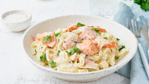 Nu­deln mit Lachs und Käse-Kräu­ter-Soße aus dem Thermomix®