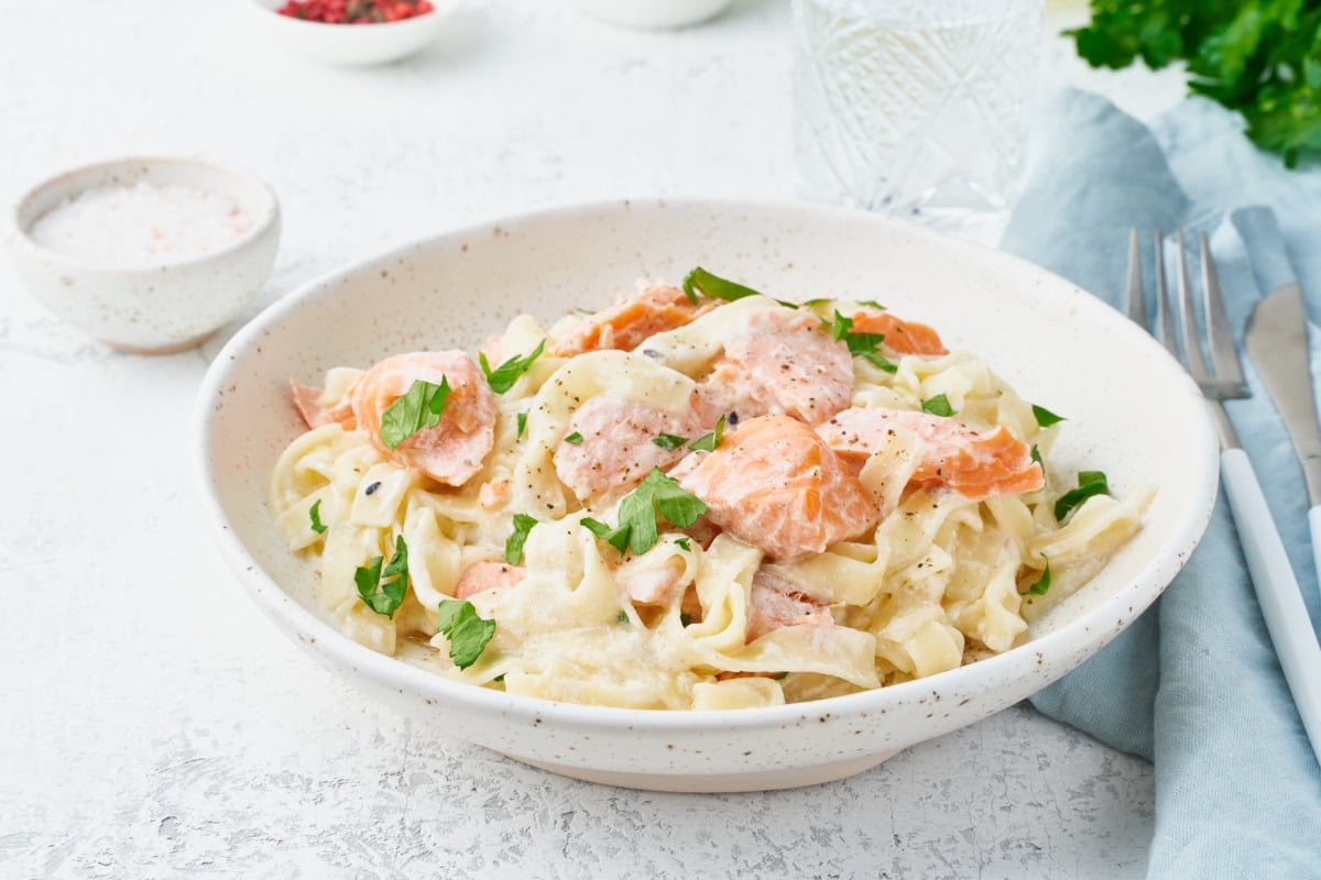 Nu­deln mit Lachs und Käse-Kräu­ter-Soße aus dem Thermomix®