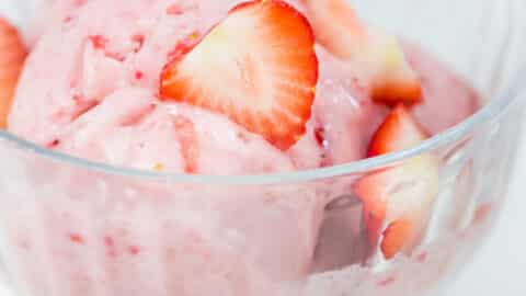 Schnelle Erd­beer-Ni­ce­cream aus dem Thermomix®