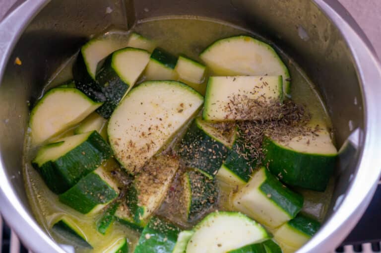 Zucchini garen im Thermomix® Varoma®