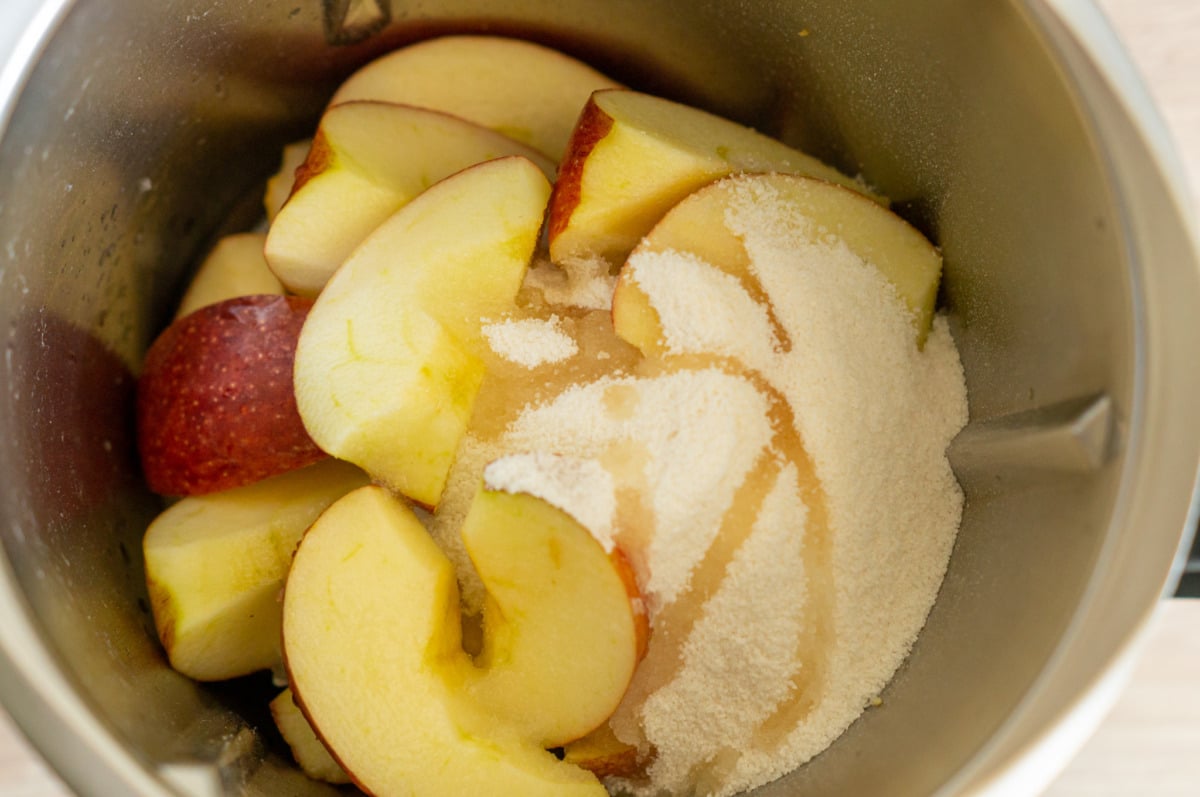 Äpfel im Thermomix® Mixtopf mit Zucker und Zitrone