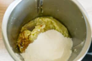 Birnen und Zucker im Thermomix® einkochen