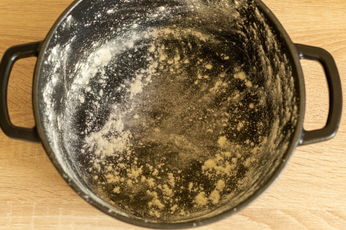 Besenbrot aus dem Thermomix® 5 Bräter bemehlen