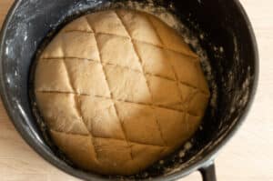 Brot formen und einschneiden