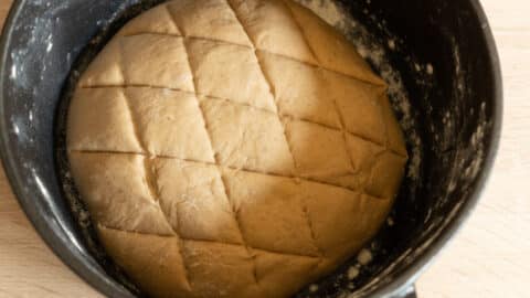 Brot formen und einschneiden