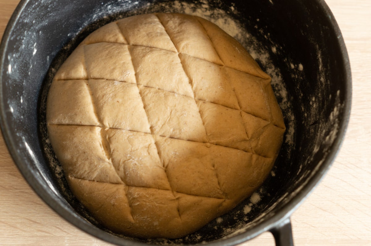 Besenbrot aus dem Thermomix® 4 Brot formen und einschneiden