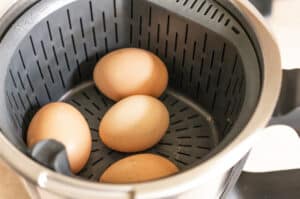 Eier kochen im Thermomix® Gareinsatz