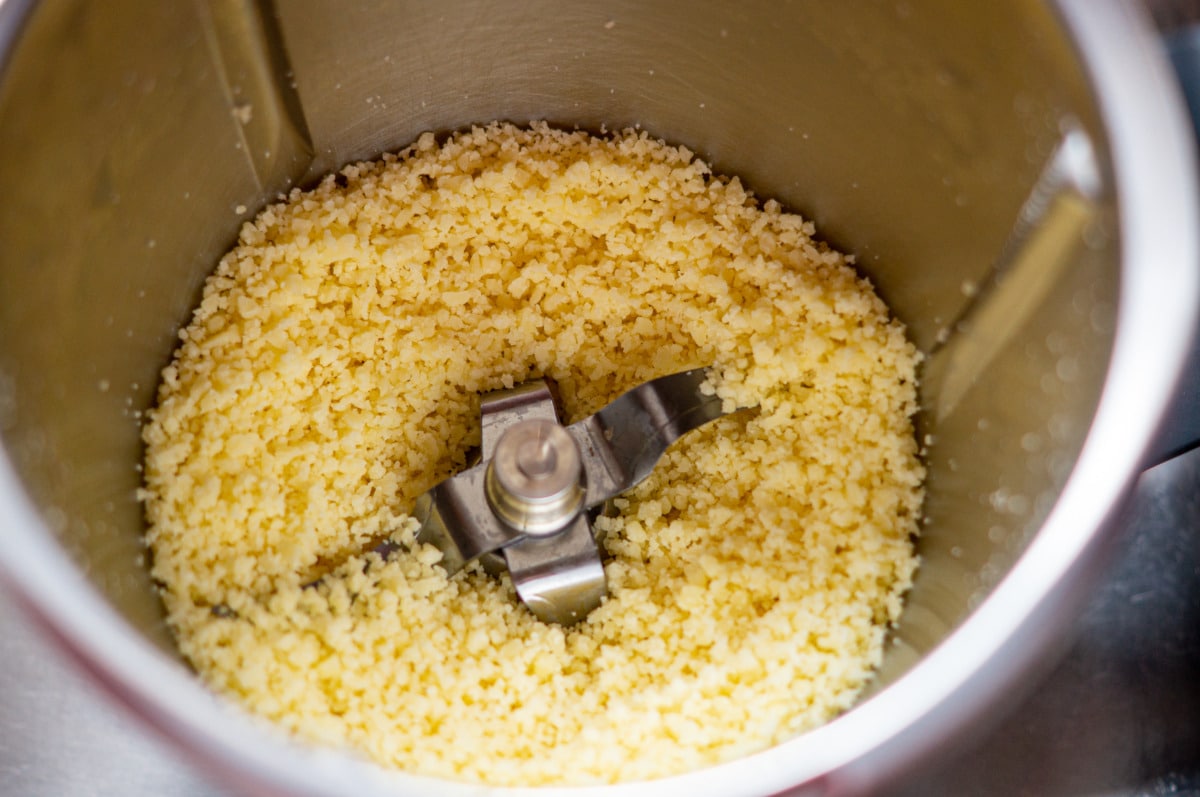 Die beste Käsesuppe aus dem Thermomix® – mit Hackfleisch 2 Käse im Thermomix® reiben