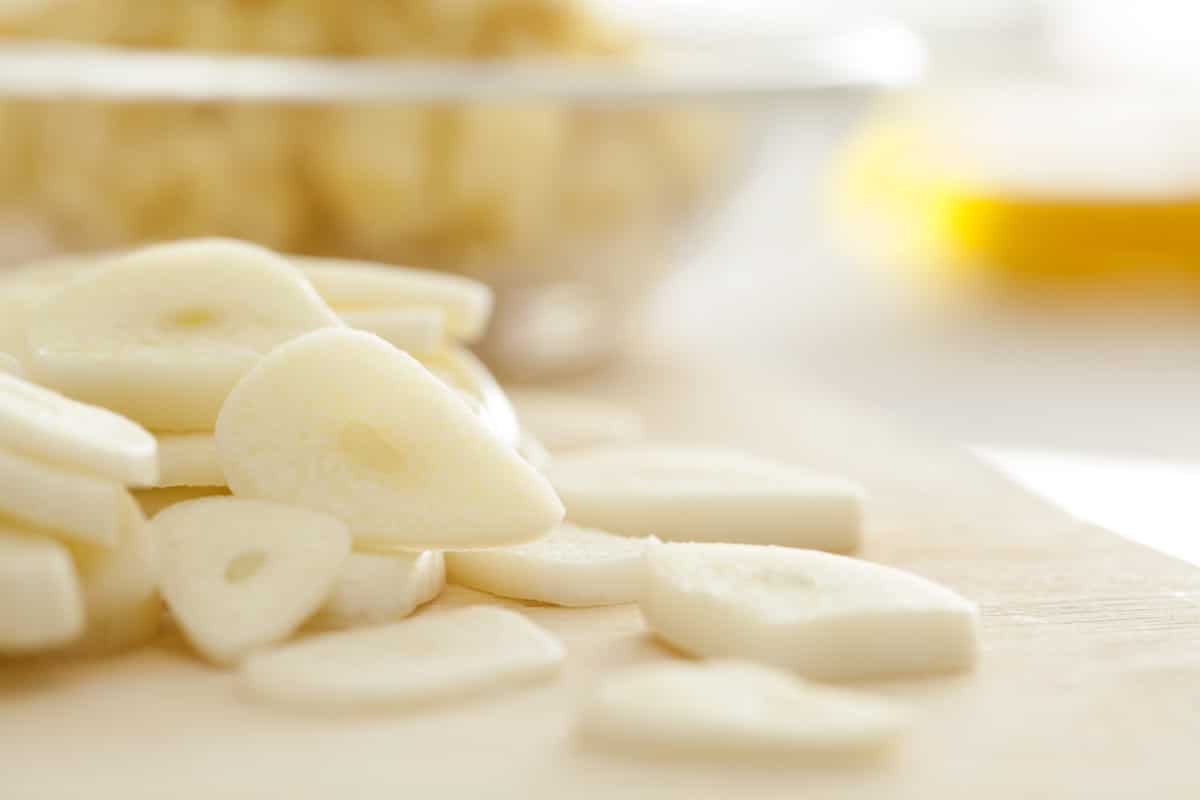 Knoblauchpulver aus dem Thermomix® 2 Knoblauch in Scheiben schneiden