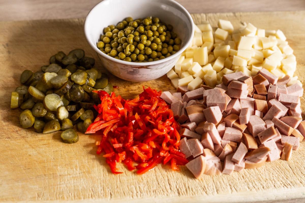 Klassischer Nudelsalat Thermomix®: 6 Portionen, 30 Min, Picknick-Hit 5 nudelsalat zutaten vorbereitet